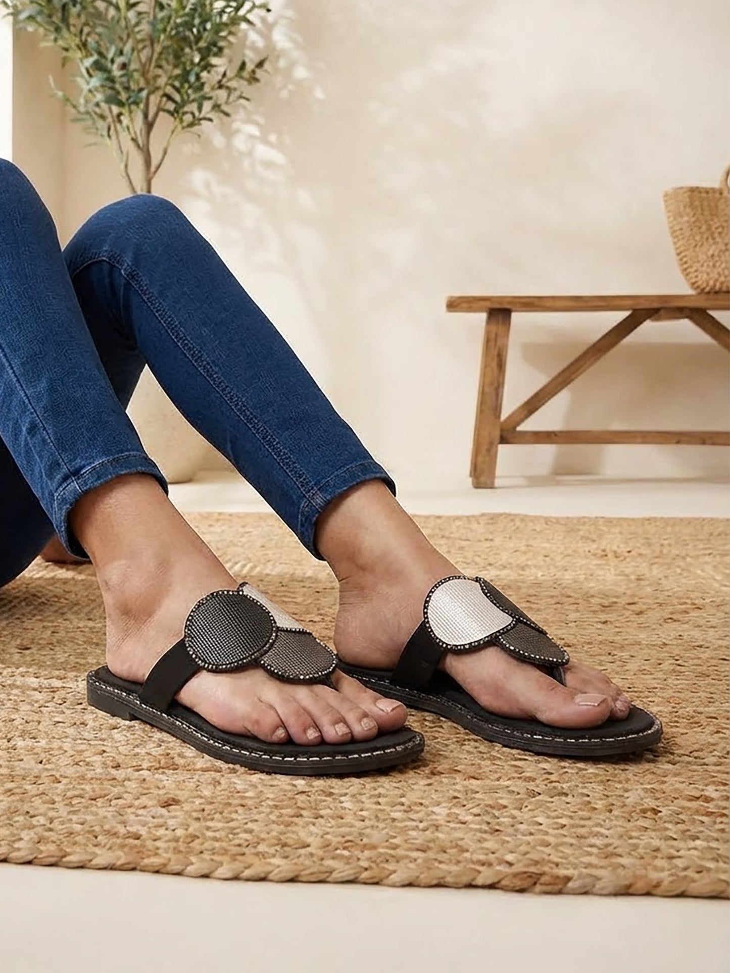 Layered Circular Toe-Post Flats